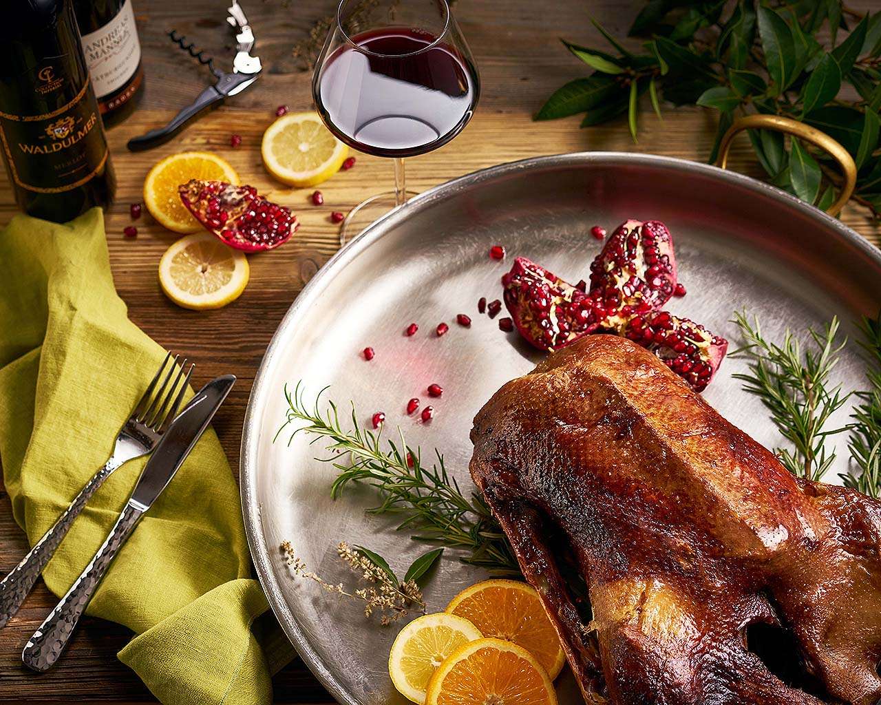 Köstliche Foodfotografie appetitlicher Gerichte wie Gans, Beilagen und stimmiger Dekoration