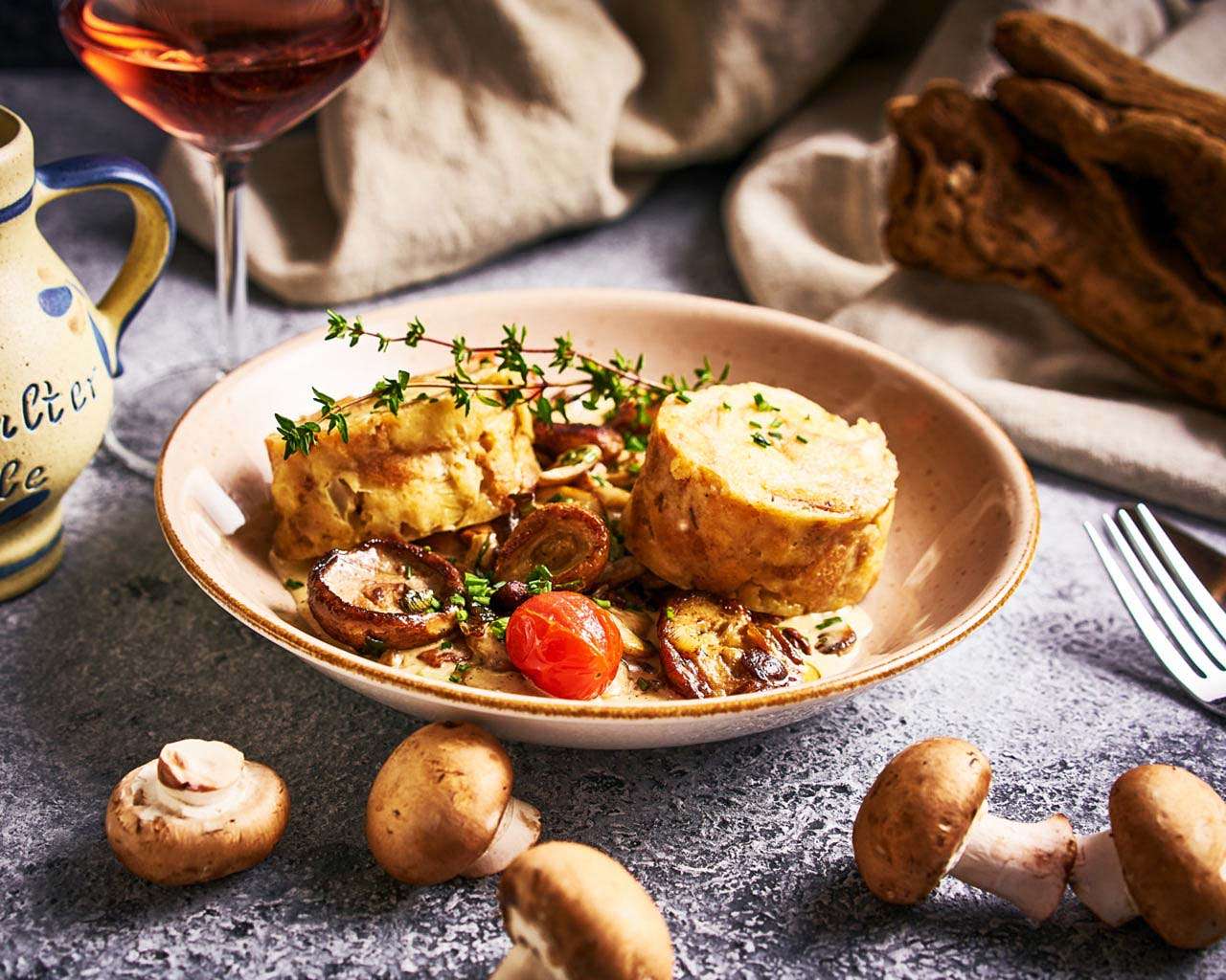 Professionelle Foodfotografie von Serviettenknödeln mit Pilzragout