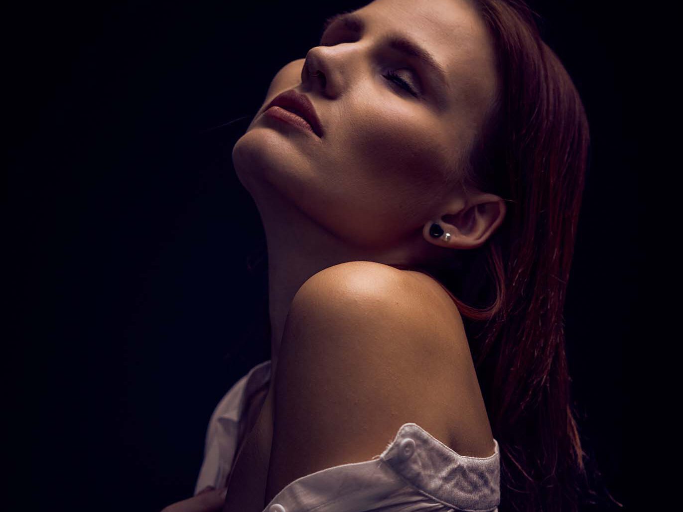 Sinnliches Porträt im Fotostudio von Jörg Bongartz fotografiert.